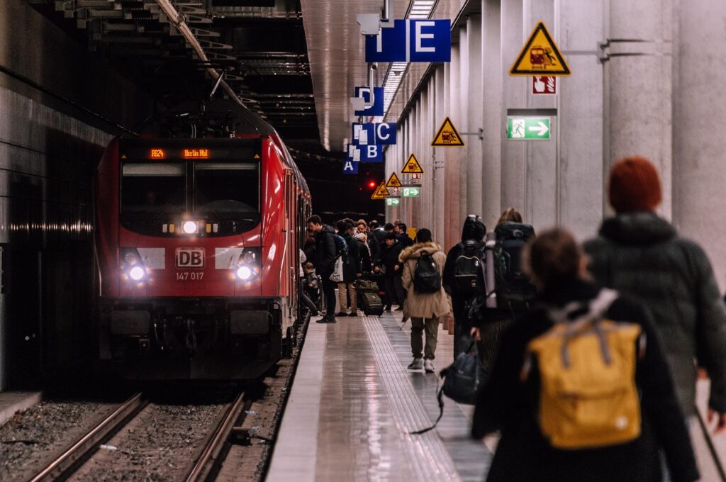 INS: Numărul pasagerilor din transportul feroviar și rutier a scăzut în primul trimestru din 2026