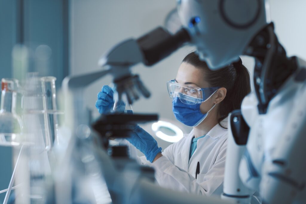 Raport: 82% dintre europeni acceptă AI în sănătate, dar încrederea rămâne la medici: viitorul este un model hibrid