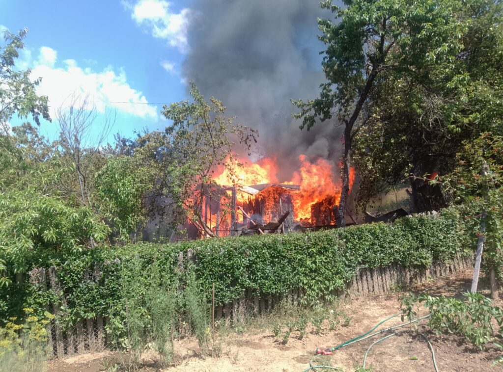 O cabană din lemn a ars complet în Hunedoara. Pompierii au mers un kilometru pe jos pentru a stinge incendiul