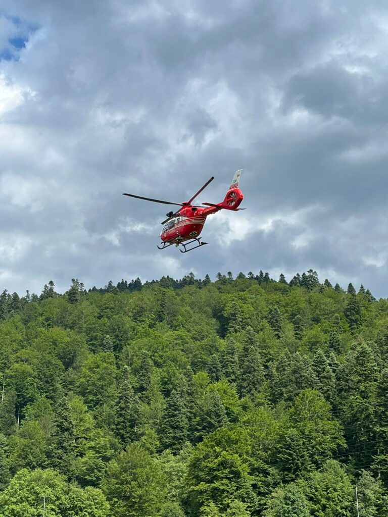 UPDATE Patru alpiniști s-au prăbușit pe Valea Albișoarei, în Bușteni, după ruperea unei corzi. Intervin trei elicoptere