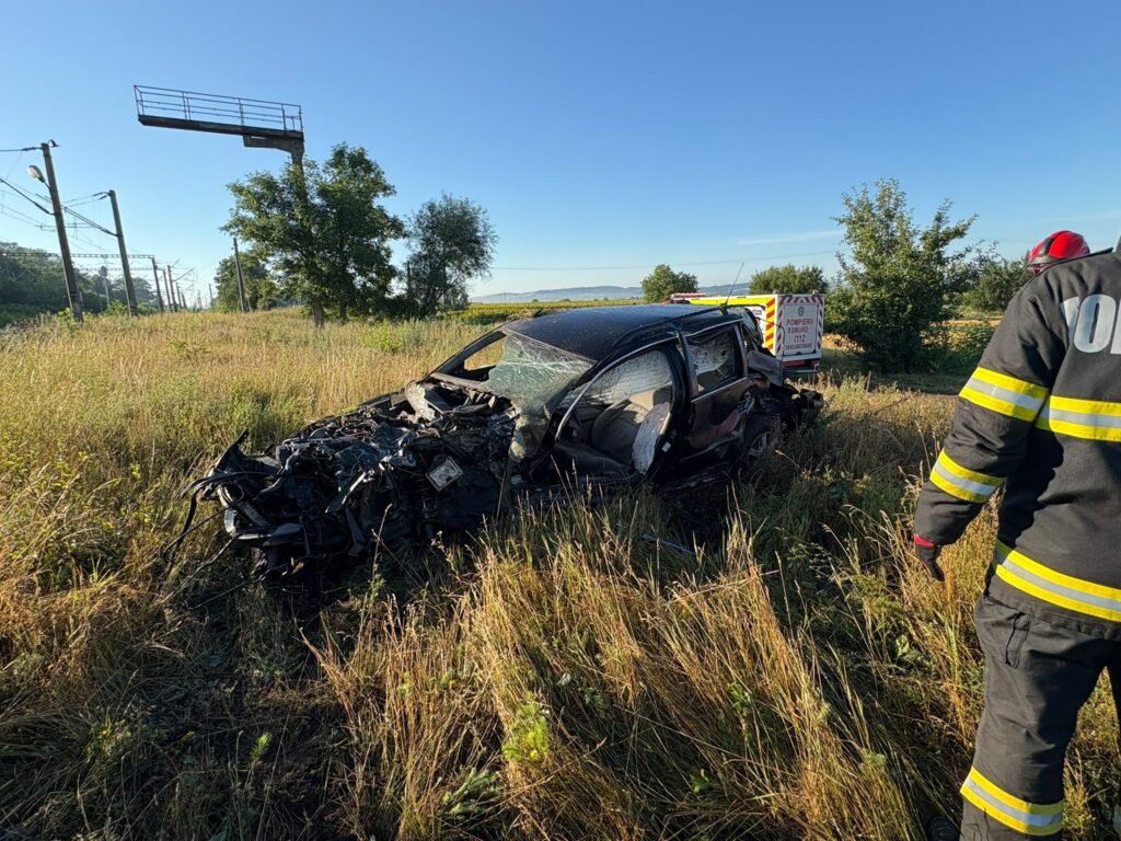 Accident grav la o trecere la nivel cu calea ferată. Un tren de persoane a lovit un autoturism, iar șoferul este resuscitat