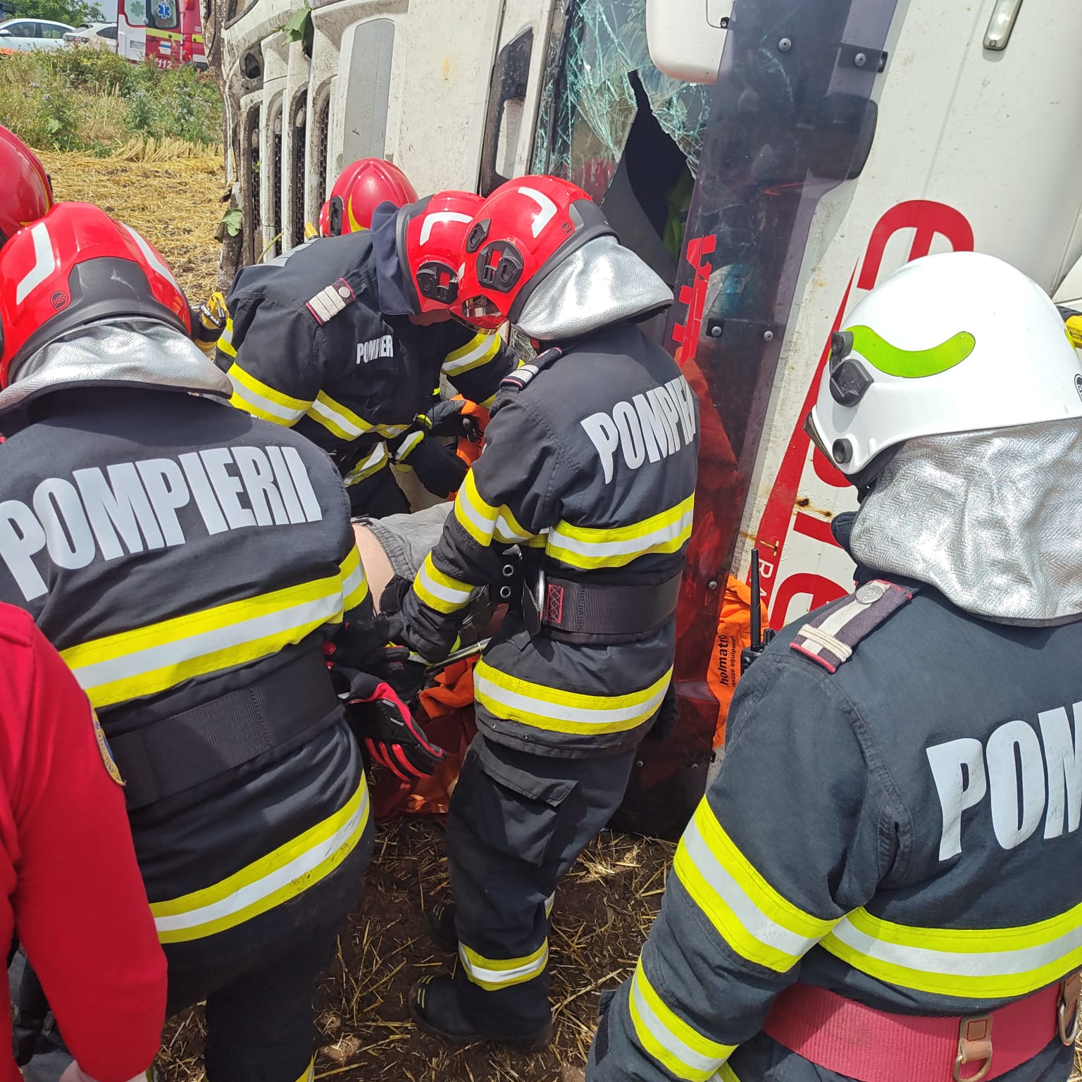 Șofer de TIR, încarcerat după răsturnare pe E85 la Săbăoani