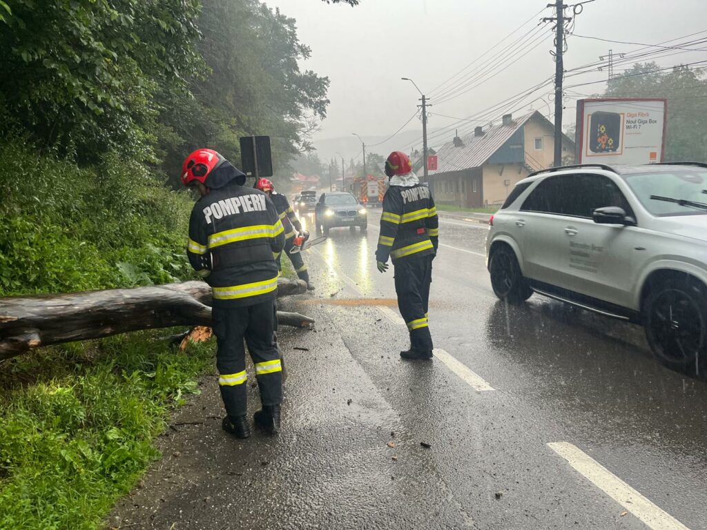 Peste 29 de localități din 16 județe, afectate de ploi și inundații. Intervenții ale autorităților