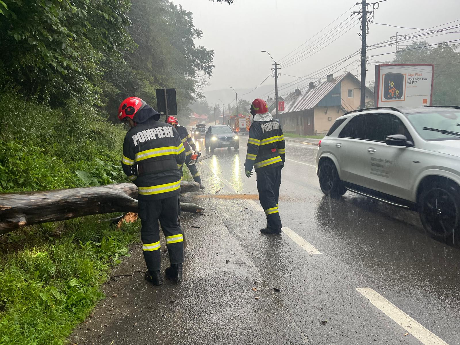 Furtuni și inundații în 16 județe și București: Pagube extinse