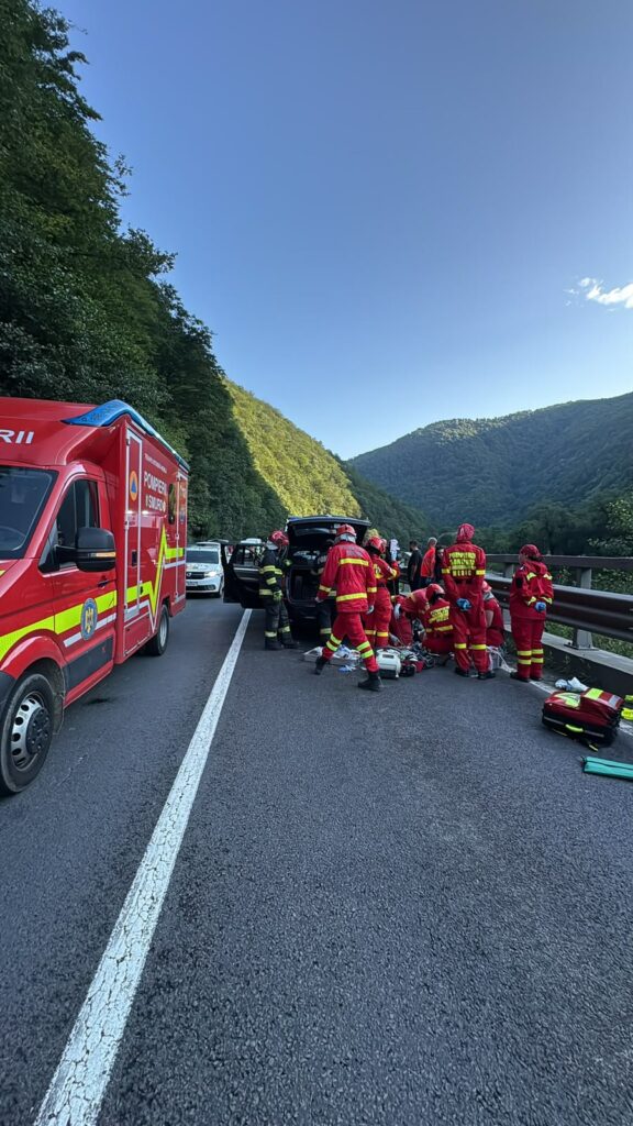 Accident grav pe DN7. Bolovan prăbușit peste un autoturism în Lazarat. Un bărbat, scot dintre fiare și resuscitat