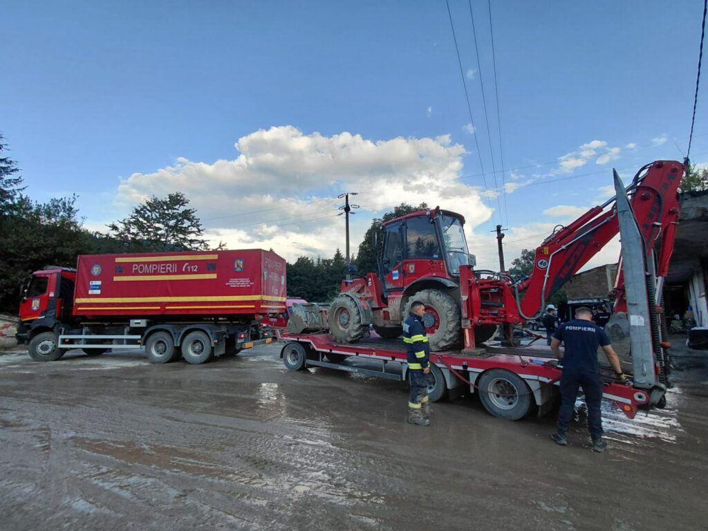 Bilanțul furtunilor de luni: 20 de localități afectate, zeci de case inundate și DN1 blocat în Prahova. Intervențiile continuă și astăzi