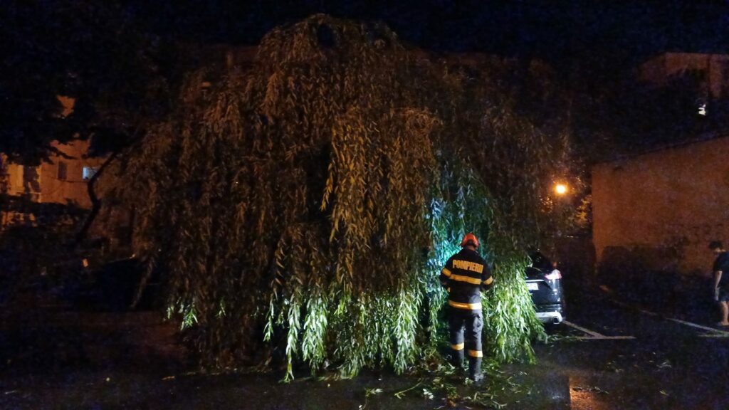 Noapte de foc pentru pompieri, după furtunile din Dolj și Prahova. Zeci de intervenții ale pompierilor și RO-Alert emis după Cod roșu de inundații