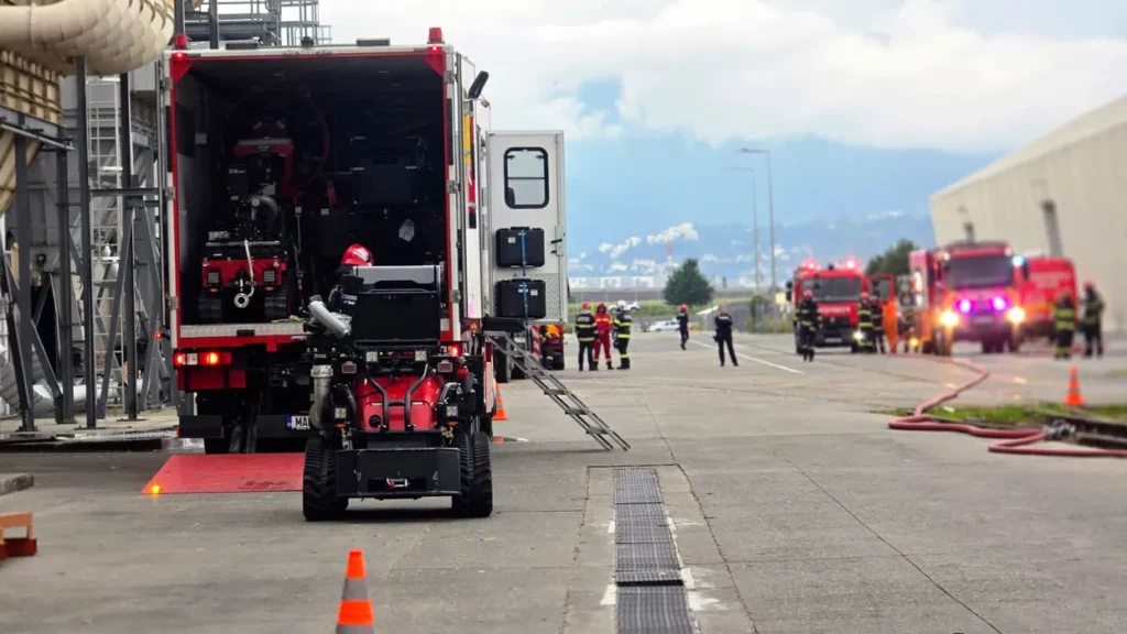 Incendiul de la fabrica din Brașov, sub control. Trei autospeciale sunt încă prezente la hala făcută scrum