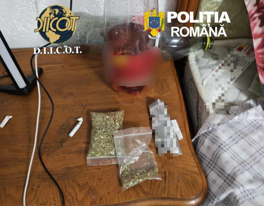 Droguri vândute de la fereastra unei case din Sibiu. Doi bărbați au fost reținuți