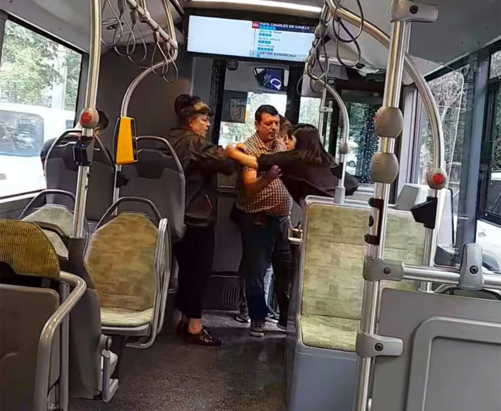 Incident violent într-un autobuz din București. Femeia care a lovit o controloare STB, sub control judiciar