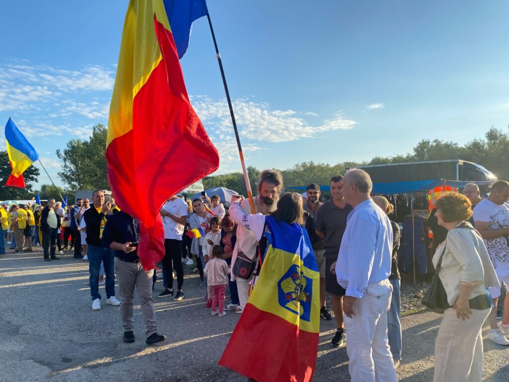 Călin Georgescu, primit de sute de susținători la Târgul de la Călugăreni, în județul Giurgiu