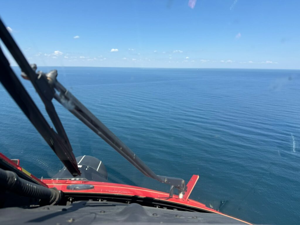 Două persoane căzute în apele teritoriale ale Ucrainei sunt căutate cu un elicopter Black Hawk