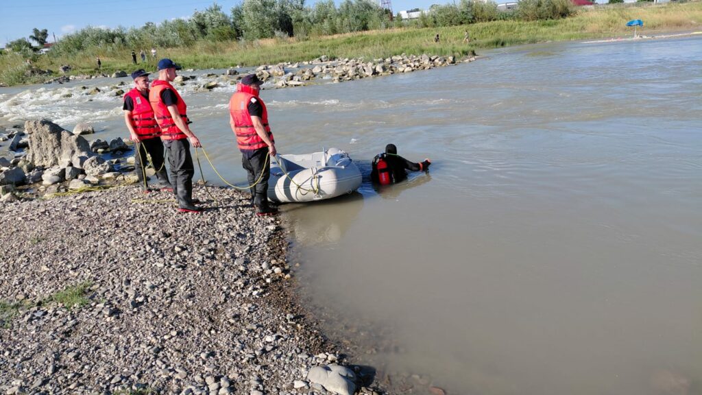Doi frați de 12 și 15 ani au murit înecați în râul Moldova. O fetiță de 6 ani a fost salvată