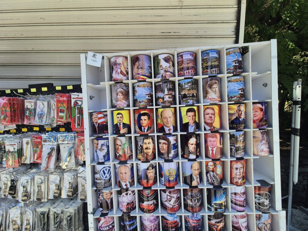 Ce au descoperit turiștii români la Balcic: Simion, Georgescu și Nicușor Dan, vânduți lângă Putin, Stalin, Che Guevara și Ceaușescu