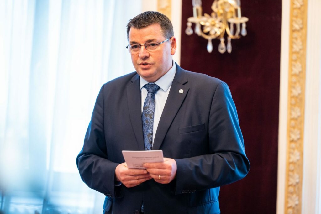 DNA îl trimite în judecată pe prefectul de Covasna, pentru abuz în serviciu. István Ráduly ar fi favorizat S.C. Electroconstrucția Elco SRL