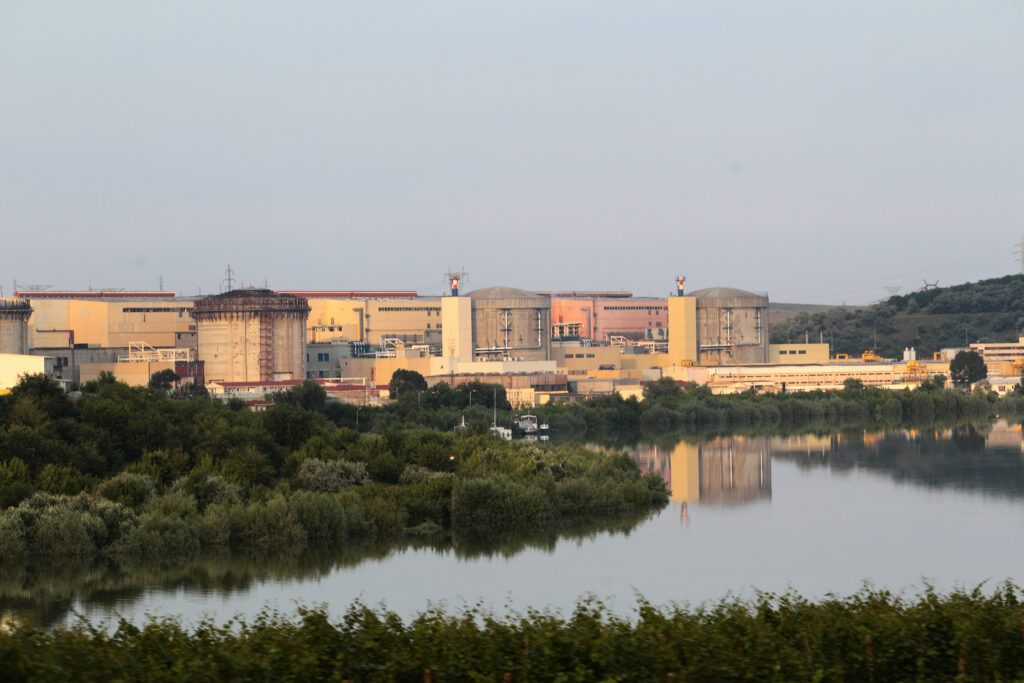 Directorul Centralei Nucleare de la Cernavodă afirmă că Unitatea 2 mai poate funcționa cinci zile în condițiile actuale. Măsurile luate de autorități ar putea asigura alte câteva zile de funcționare