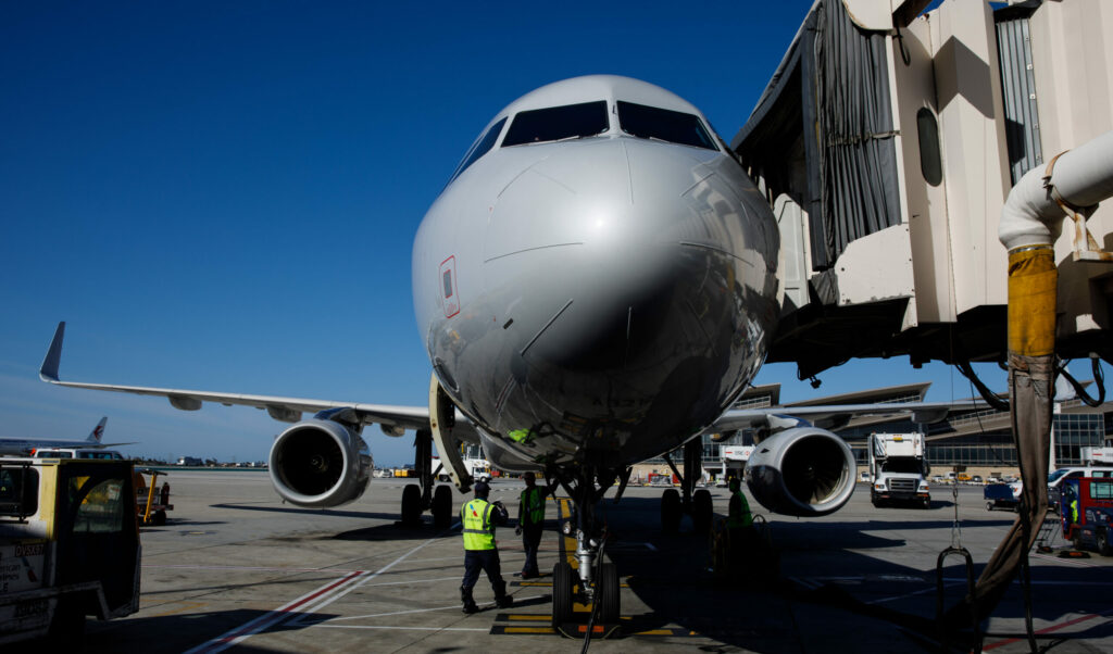 Vrei să pui bagajul în compartimentul de deasupra? O companie aeriană va începe să taxeze acest serviciu