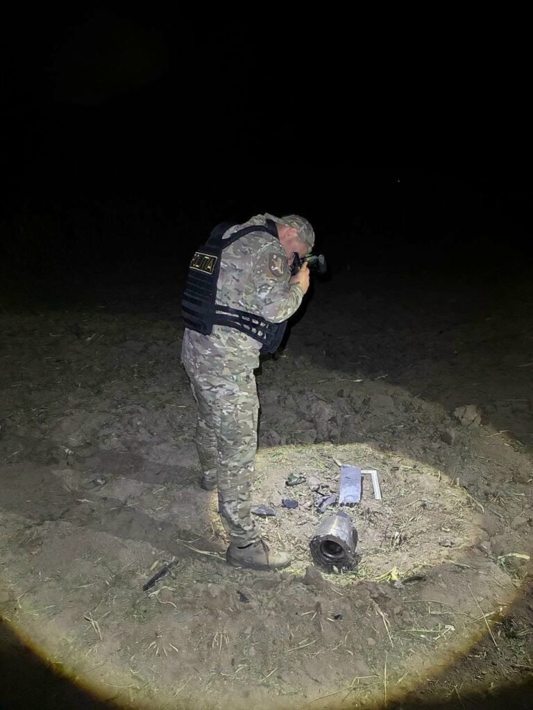 Ce au găsit polițiștii după explozia dronei din Moldova. Crater de 2 metri și fragmente ale unui motor turbo-reactiv