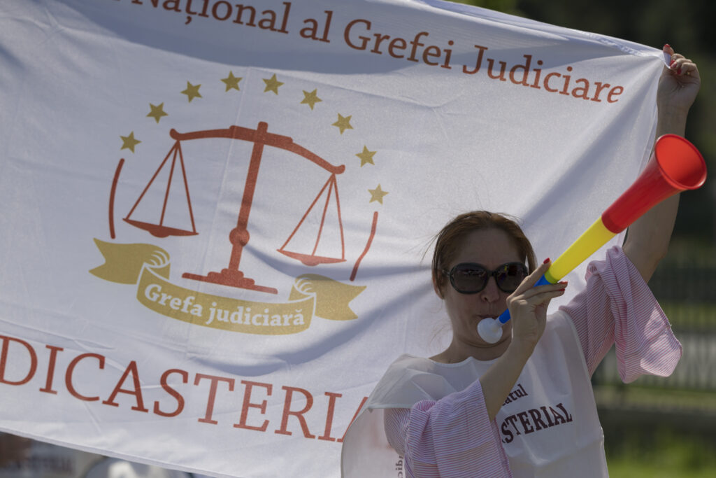 Grefierii amenință că vor bloca instanțele și parchetele de la 1 septembrie din cauza Legii salarizării: „Blocăm total sistemul judiciar din România”
