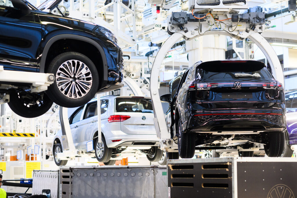 Soluția propusă pentru criza Volkswagen: angajații să lucreze cinci ore în plus pe săptămână pentru a evita închiderea fabricilor din Germania