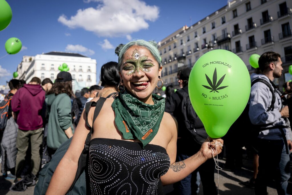 Crezi că marijuana te ajută să dormi? Efectul neașteptat al cannabisului asupra somnului și viselor