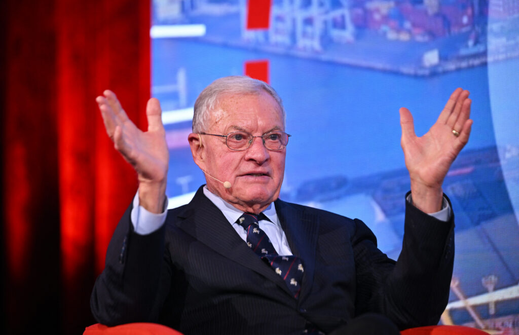 „Femeile luptă la fel de bine ca bărbații”. Fostul trimis special al SUA, Keith Kellogg, susține mobilizarea femeilor în armata Ucrainei