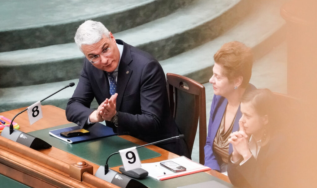 „Ipocrizie majoră”. Dragoș Pîslaru îl atacă pe Călin Georgescu pentru vizitele la mănăstiri