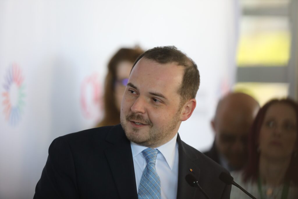 Rogobete îl ironizează pe Bolojan după inaugurarea centrului de Neurochirurgie din Cluj: „Dacă-i de tăiat, e și Ilie Bolojan acolo”