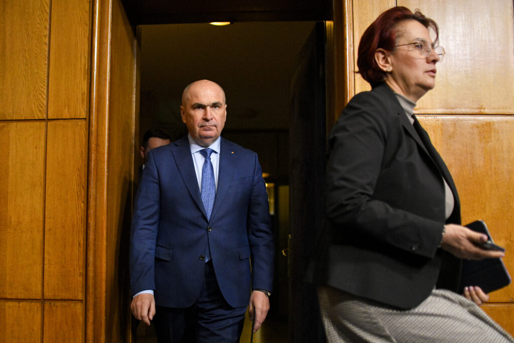 Claudiu Năsui (USR) îl contrează pe Ilie Bolojan: „Toate gloanțele le-a tras foarte, foarte greșit”. Cum putea liderul PNL să evite demiterea