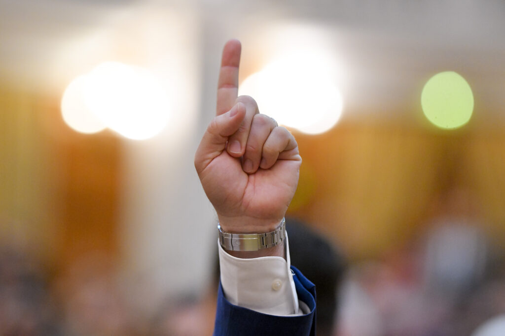 Senatul salvează mii de consilieri locali din toate partidele de la incompatibilitate. Prevederile controversate, eliminate. USR atacă legea la CCR