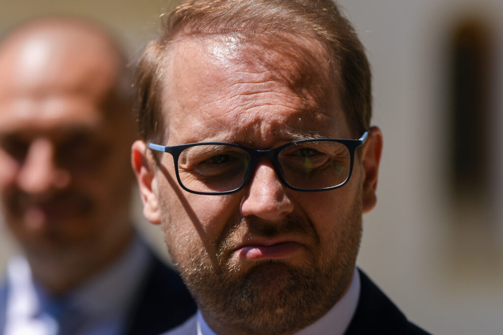 Senatul a adoptat noua Lege a Integrității. Președintele USR, Dominic Fritz, nu scapă de prevederile legii