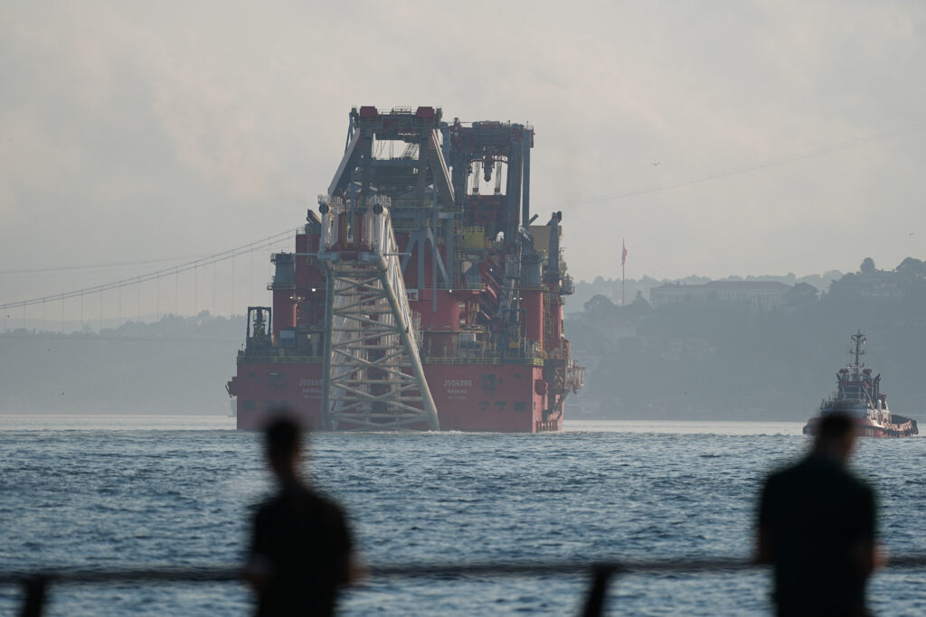 Două nave civile au fost atacate în Marea Neagră. Turcia avertizează că este pusă în pericol siguranța transportului maritim
