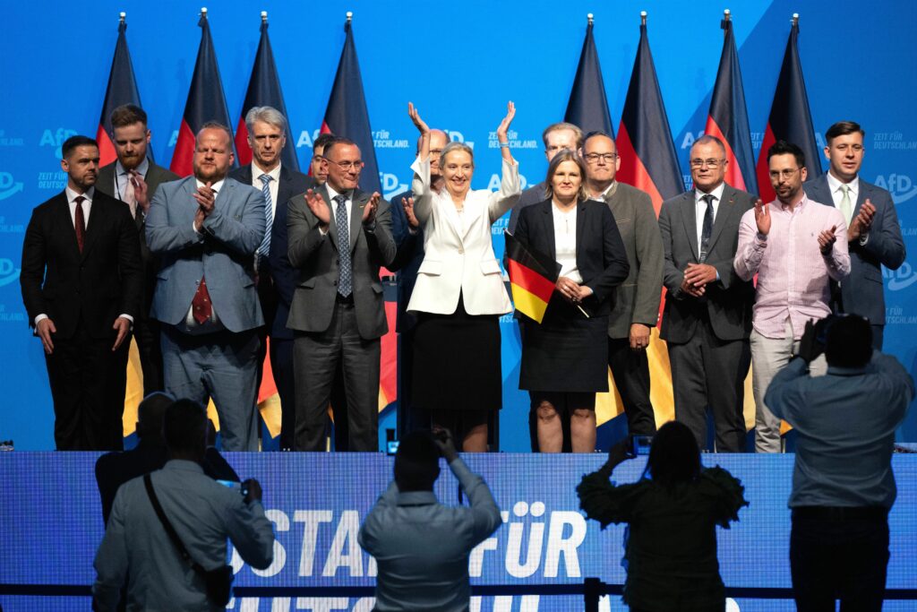 Partidul care conduce în sondajele din Germania ar putea fi interzis. Peste o mie de juriști cer declanșarea procedurii împotriva AfD