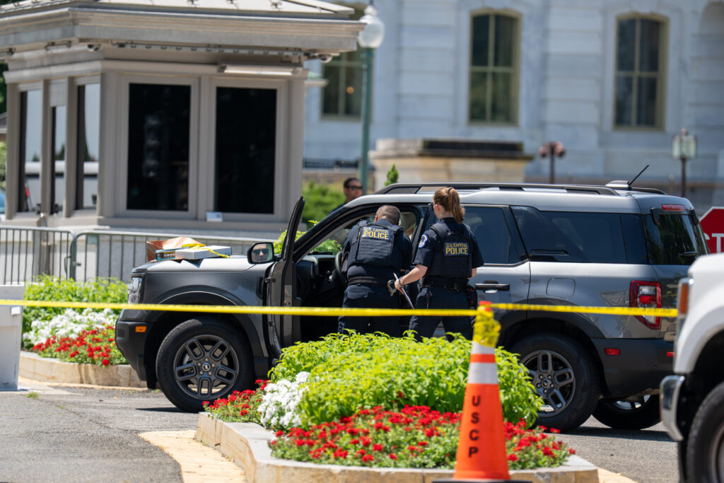 Un bărbat din California a fost arestat lângă Capitoliul SUA. Acesta avea în camionetă o ghilotină