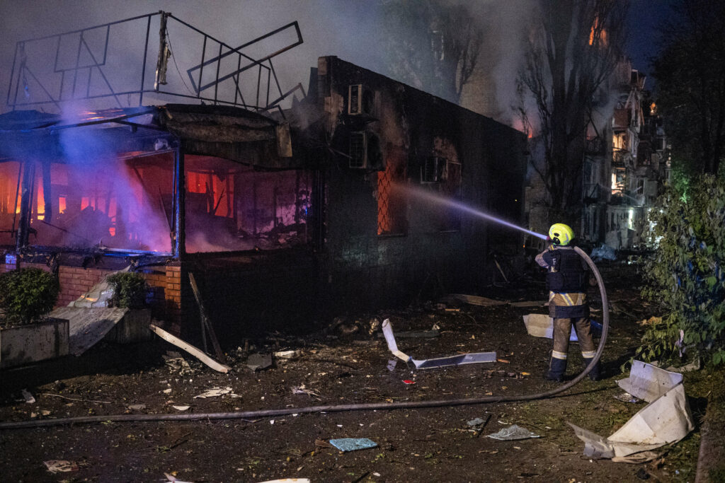 Alertă aeriană declanșată la Kiev: 6 oameni, răniți. O școală, un bloc, dar și mai multe depozite au luat foc
