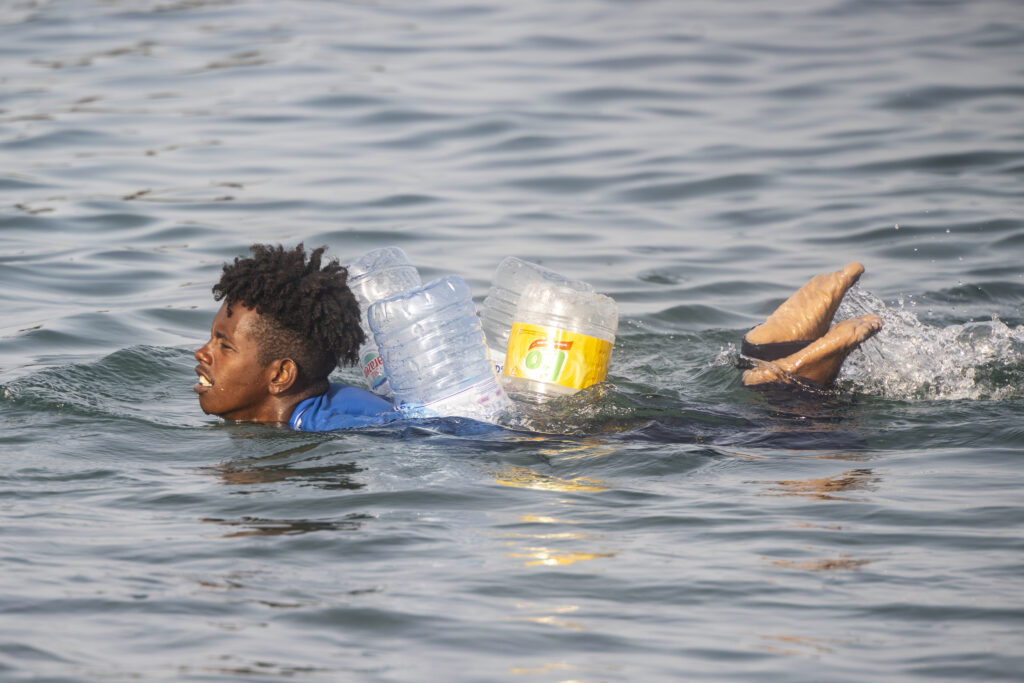„Mi-am văzut fratele murind în mare”. Drama copiilor rămași singuri după valul de migranți care a lovit enclava spaniolă Ceuta