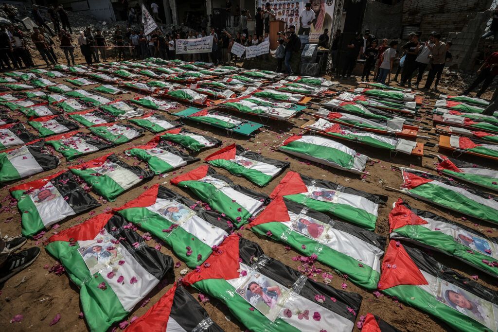 Funeralii în masă în Gaza pentru 112 victime care au fost recuperate din ruine la aproape trei ani de la atacul israelian care le-a ucis