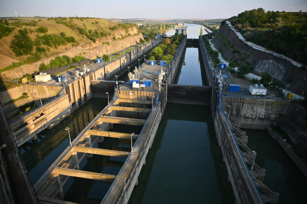 5,1 milioane de lei pentru dragarea Dunării. Intervenția trebuie să asigure debitul de apă necesar centralei de la Cernavodă