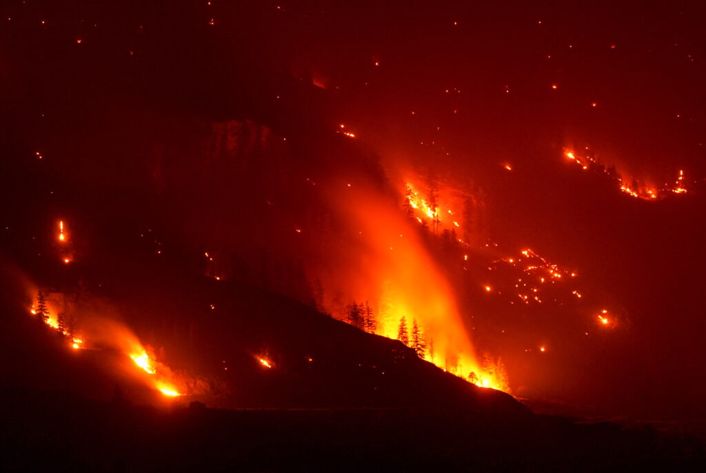 Vestul Canadei luptă pentru a controla incendiile de vegetație. Mii de oameni au trebuit să se evacueze