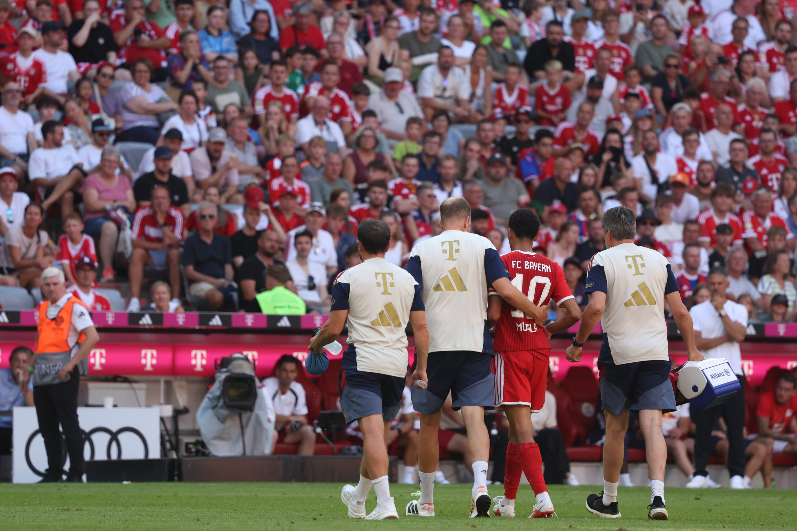 Probleme de sănătate pentru Jamal Musiala. Fotbalistul lui Bayern s-a prăbușit de două ori pe teren în doar patru zile