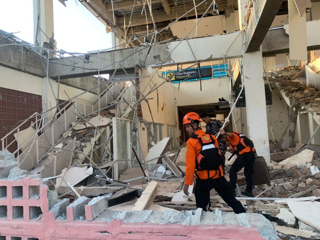 Indonezia: Aproximativ 13.000 de persoane au fost strămutate în urma unui seism devastator