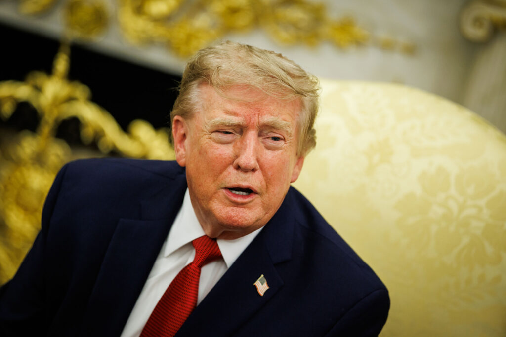 „Vor exista consecințe uriașe”. Donald Trump amenință cu sancțiuni economice țările care sprijină Iranul