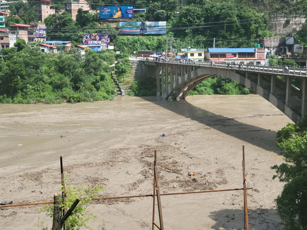Inundații severe în nordul Nepalului. MAE le recomandă românilor să evite zonele afectate