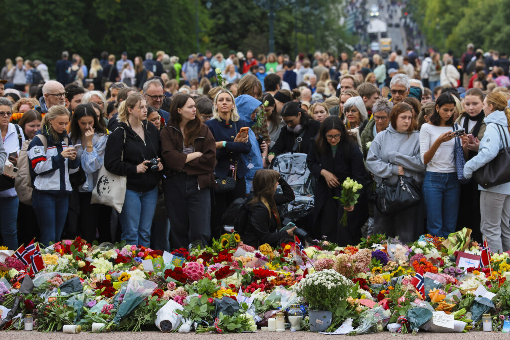 Imagini emoționante din Norvegia. Sicriul regelui Harald V a ajuns la Palatul Regal, înconjurat de mii de oameni
