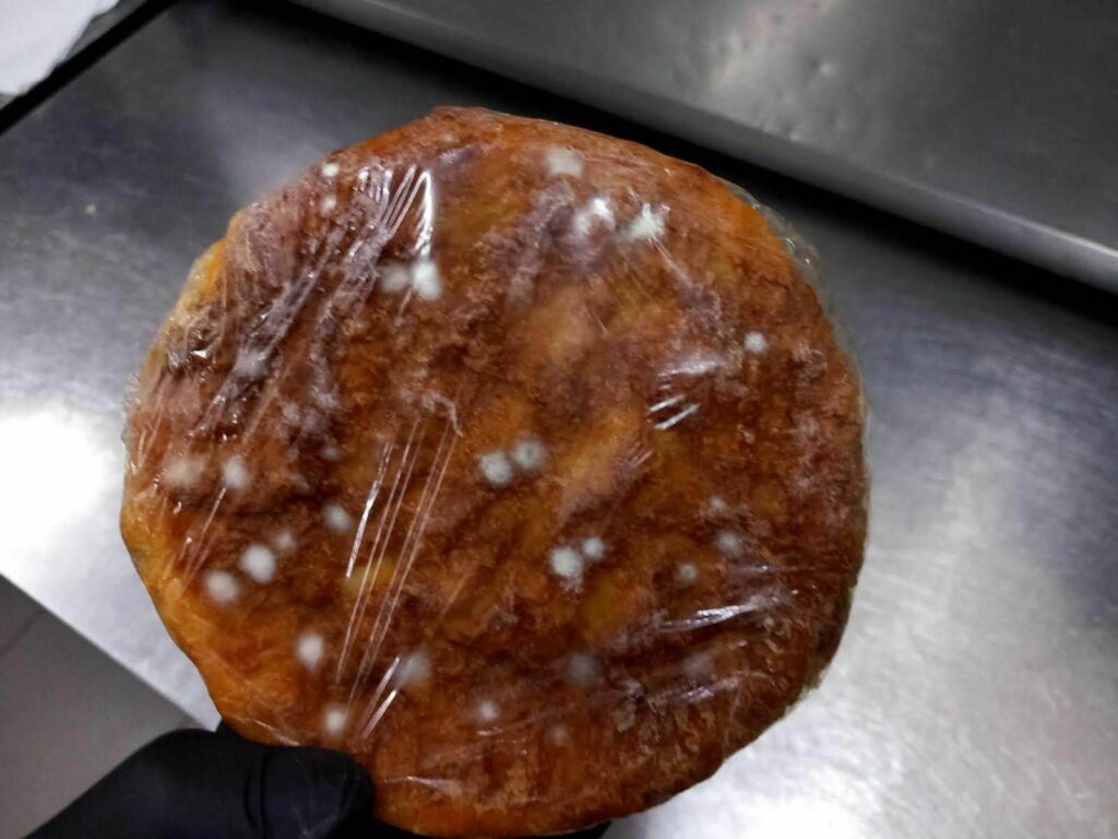 Nereguli grave în magazine și restaurante: alimente expirate, frigidere murdare și produse fără etichete