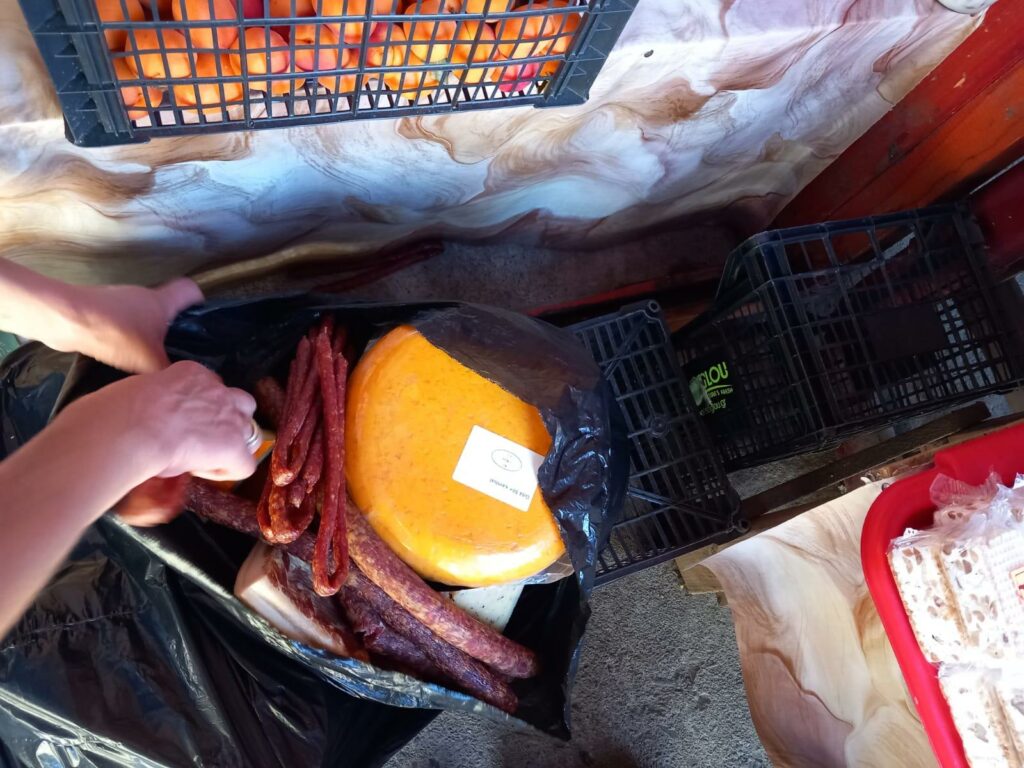 Produse expirate, carne ținută în soare și frigidere murdare. Comercianți sancționați la Bâlea Lac