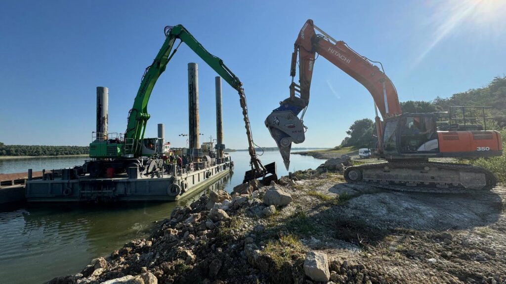 Operațiunea de scufundare a celor patru barje în Dunăre, pentru creșterea debitului spre Centrala de la Cernavodă, a fost amânată pentru joi