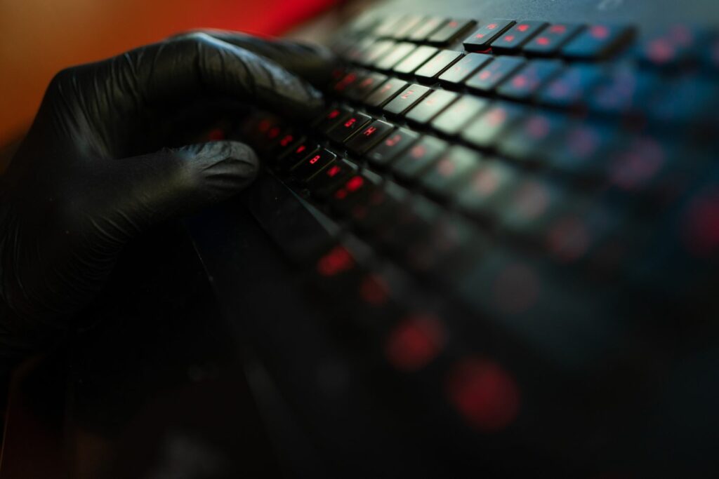 Hackeri vorbitori de rusă au păcălit un agent AI să-i ajute în atacuri cibernetice. Șapte companii ar fi fost compromise