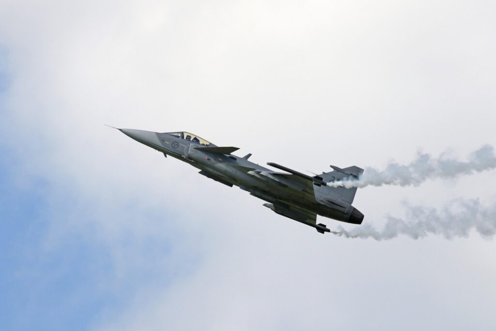 Un avion de vânătoare al Ungariei s-a prăbușit. Aparatul care avea rachete la bord a luat foc