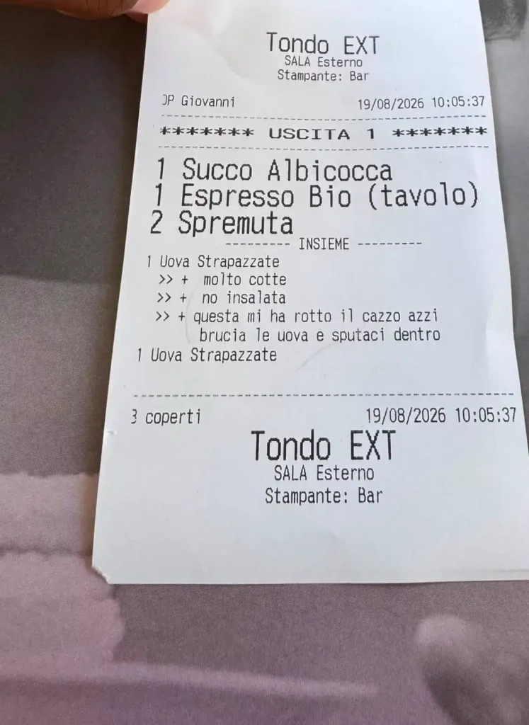 Mesaj inscripționat de un chelner pe bonul de comandă la un restaurant: „Ăsta mă enervează, arde ouăle și scuipă în ele”